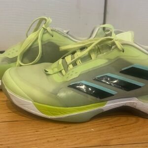 Women’s Adidas Avacourt Tennis Shoes Size 8.